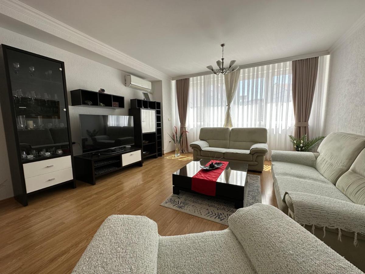 Spacious 3-Bedroom Condo Next To City Center Πρίστινα Εξωτερικό φωτογραφία