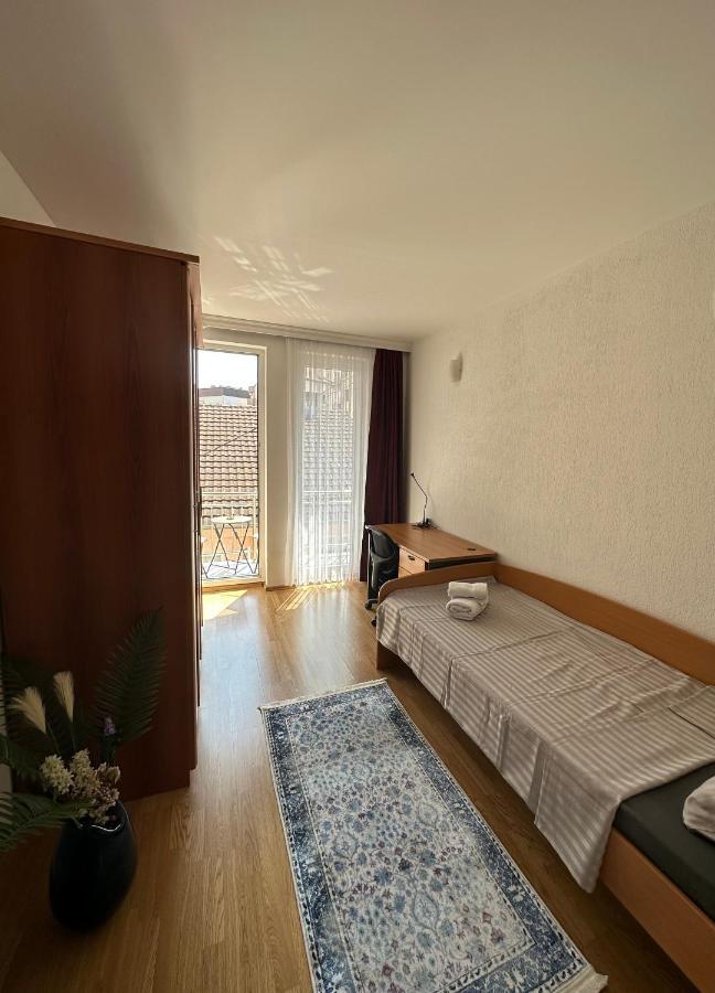 Spacious 3-Bedroom Condo Next To City Center Πρίστινα Εξωτερικό φωτογραφία